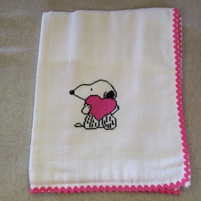 Fralda branca com bordado de Snoopy e borda rosa