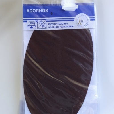 Pacote de adorno para roupa oval castanho escuro com etiqueta azul e branca.