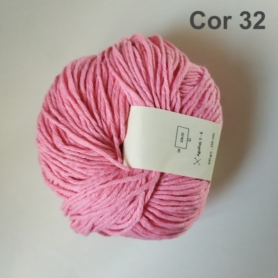 Novelo de lã cor de rosa com etiqueta em fundo branco