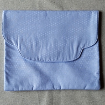 Capa azul clara para portátil com padrão de pontos brancos