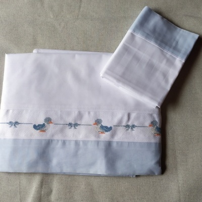Conjunto de roupa de cama infantil branco e azul com bordado de patinhos