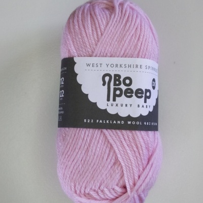 Novelo de lã rosa claro com rótulo preto e branco e texto 'Cor 269'