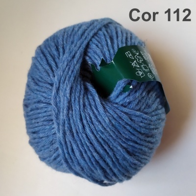 Rolo de fio azul com etiqueta verde