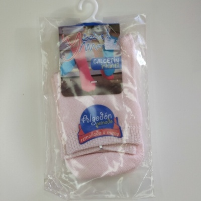 Meias rosa claro para bebé embaladas em plástico com etiqueta