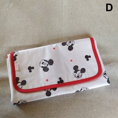 Carteira ou bolsa branca com estampas do Mickey Mouse e borda vermelha sobre fundo cinza