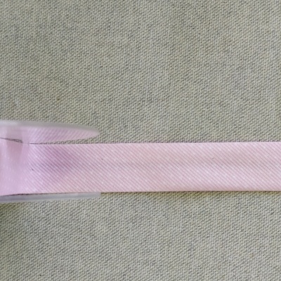 Fita rosa clara em tecido sobre superfície cinzenta com texto Padrão 3