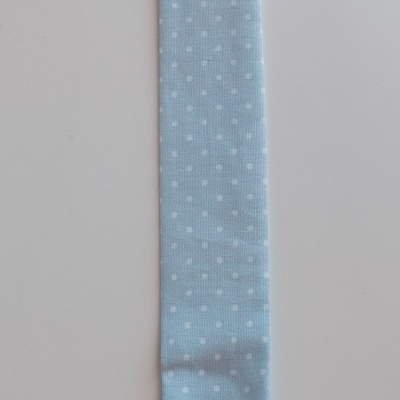 Correia azul claro com bolinhas brancas e clipe branco