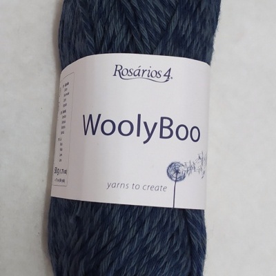 Novelo azul escuro de lã WoolyBoo com etiqueta branca da Rosários 4