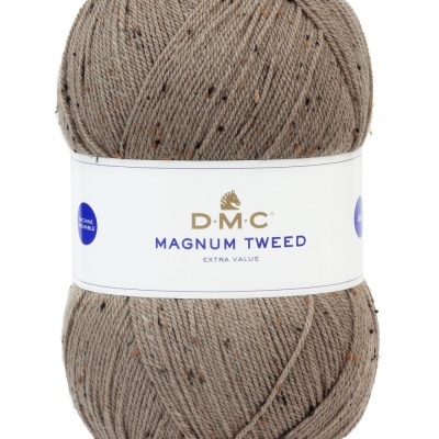 Novelo de lã bege com pontos castanhos e pretos e etiqueta D.M.C MAGNUM TWEED EXTRA VALUE