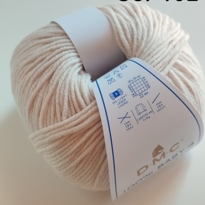 Novelo de lã creme claro com etiqueta e indicação Cor 102