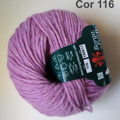 Novelo rosa claro de lã com etiqueta preta e informações visíveis