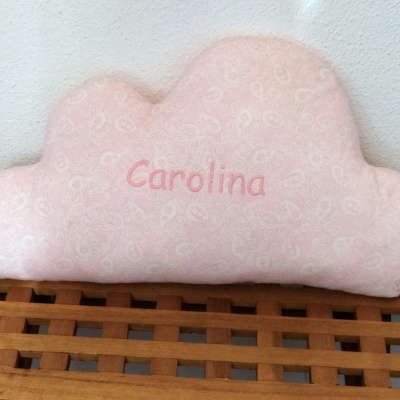 Almofada rosa em forma de nuvem com o nome Carolina