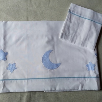 Conjunto de roupa de cama branca para bebé com bordados azuis de estrelas e lua