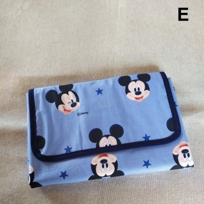 Estojo azul claro com estampas do Mickey Mouse e estrelas azuis.