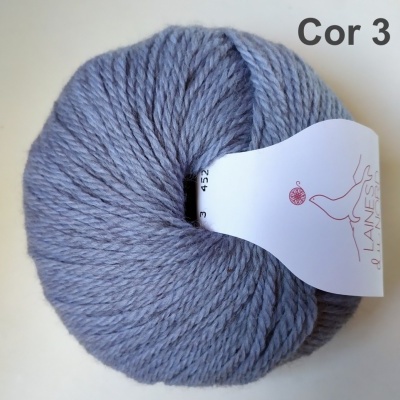 Novelo de lã azul acinzentada com etiqueta branca LANESSA