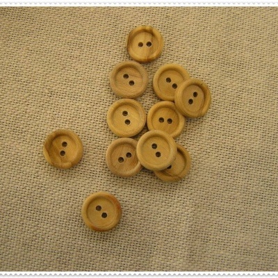 Botões de madeira clara em tecido bege texturizado
