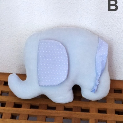 Almofada elefante cinzento claro com detalhes azul claro e bolinhas brancas