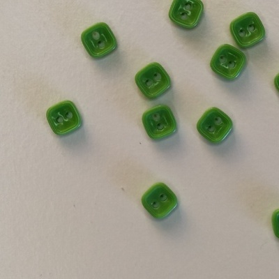 Botões quadrados verdes pequenos sobre fundo branco