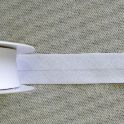 Rolo de fita branca de tecido sobre fundo cinza com texto 'Branco'