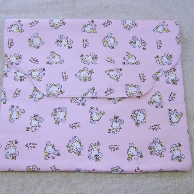 Estojo rosa claro com desenhos de ursinhos e texto LUFFY BEAR