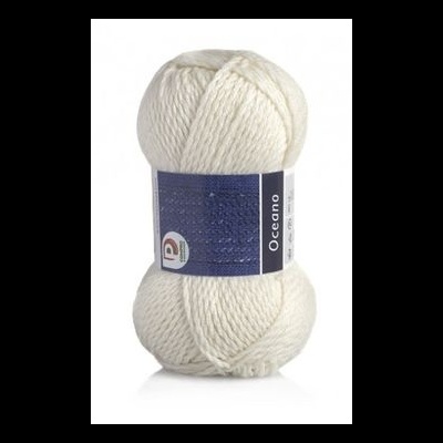 Novelo de lã branca com etiqueta azul escura e texto 'Oceano'