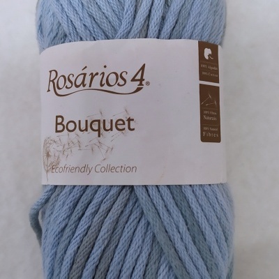 Novelo de fio azul claro com etiqueta Rosários 4 Bouquet Cor 9