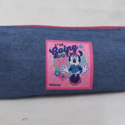 Estojo retangular azul escuro com patch rosa da Minnie Mouse e texto I'm Going