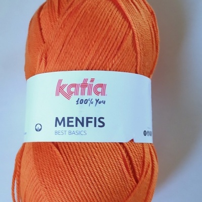 Novelo de fio laranja Katia Menfis com etiqueta branca