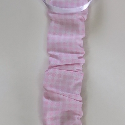 Presilha para chupeta rosa com padrão xadrez e clip branco