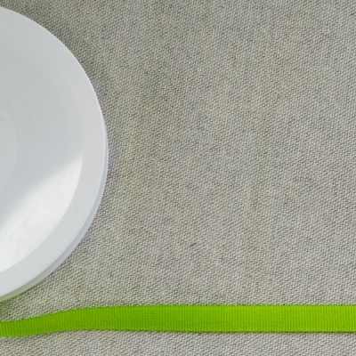 fita verde sobre superfície cinzenta com prato branco e texto 'Verde'