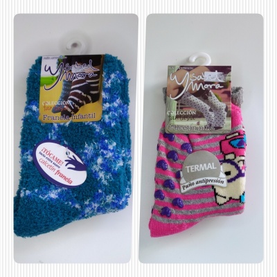 Duas peúgas infantis coloridas com etiquetas da coleção Y Crisán Mora