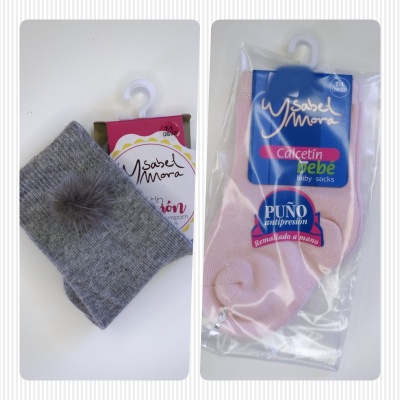 Dois pares de meias Ysabel Mora, um cinza com pompom e outro rosa para bebé embalado.