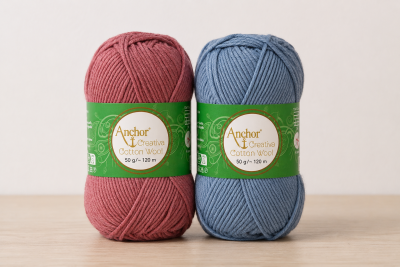 Bolas de fio Anchor Creativa Cotton Wool rosa e azul com rótulos verdes