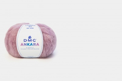 Novelo de lã rosada DMC Ankara com etiqueta branca em fundo branco.