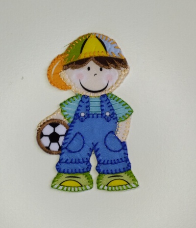 Aplicação em tecido de menino sorridente com bola de futebol.