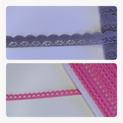 Fita de renda cinzenta com padrão floral e fita de renda rosa com textura detalhada enroladas em bobinas