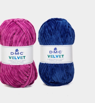 Novelos de fio chenille em rosa fúcsia e azul escuro com rótulos da marca DMC.