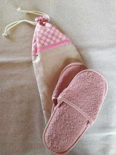 Chinelos rosa felpudos com saco de pano bege e rosa xadrez