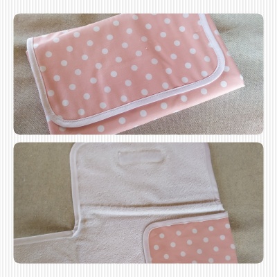 Manta rosa claro com bolinhas brancas e acabamento branco