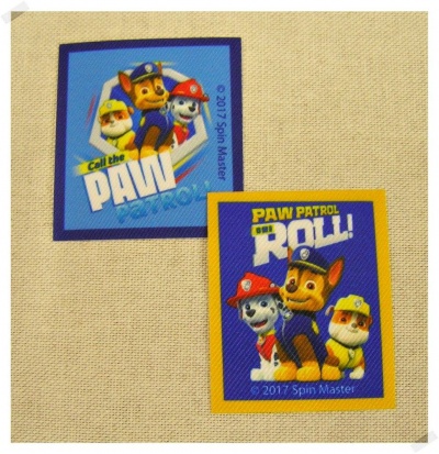 Dois autocolantes quadrados com personagens da série Paw Patrol