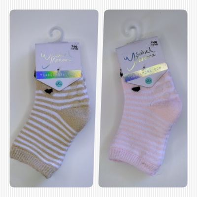 Par de meias curtas às riscas bege e rosa claro com etiquetas da marca Ysabel Mora.