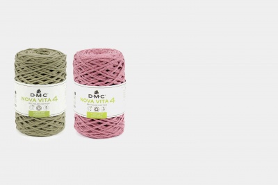 Dois novelos de fio DMC NOVA VITA 4, verde oliva e rosa, com etiquetas brancas