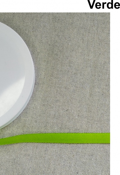 fita verde sobre tecido cinza com objeto branco redondo parcialmente visível