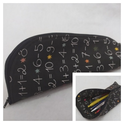 Estojo escolar preto com estampado de equações e estrelas coloridas