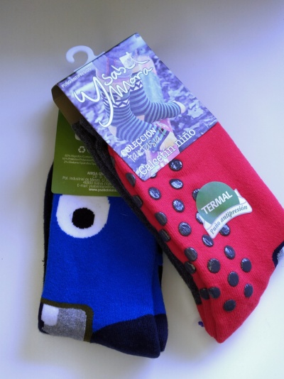 Meias infantis vermelha térmica com pontos pretos e azul com padrão branco e preto da marca Ysas Mara