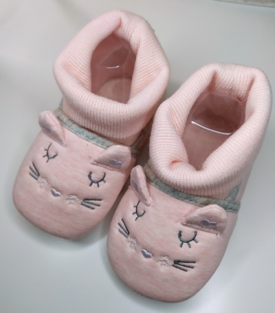 Sapatinhos de bebé cor-de-rosa com rosto de gato bordado