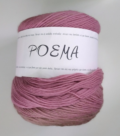 Novelo de lã rosa com etiqueta branca rotulada POEMA