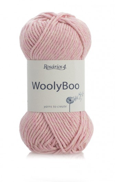 Skein of light pink wool yarn with Rosários 4 WoolyBoo label
