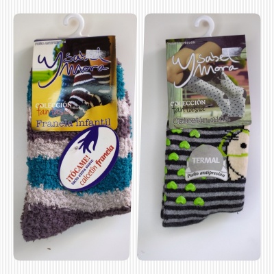 Dois pares de meias infantis térmicas da Ysabel Mora com padrões em riscas e pontos, textura de flanela, embalados com etiquetas e gancho