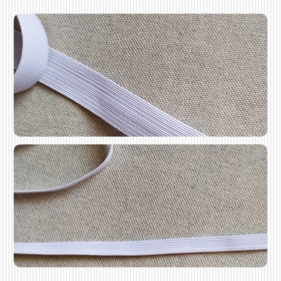 Elástico branco canelado sobre tecido bege tipo lona
